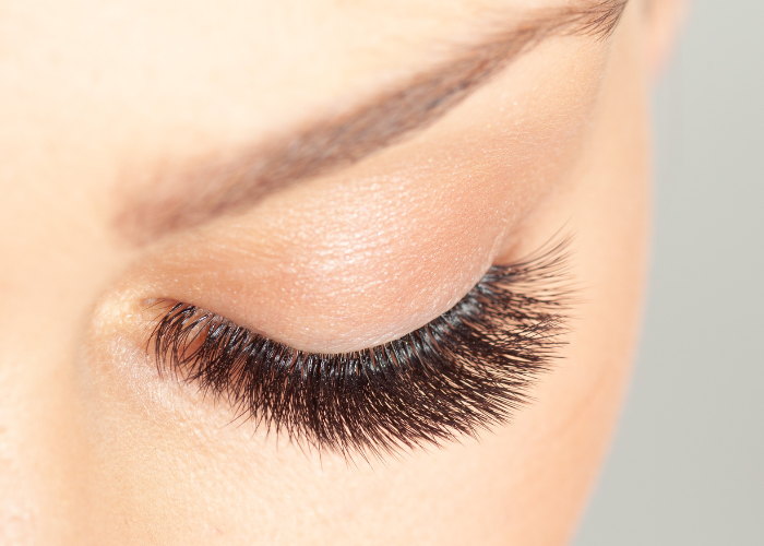 HOW TO PROPERLY CARE FOR EXTENSIONED EYELASHES? - sishops.com blog eyelash extensions
