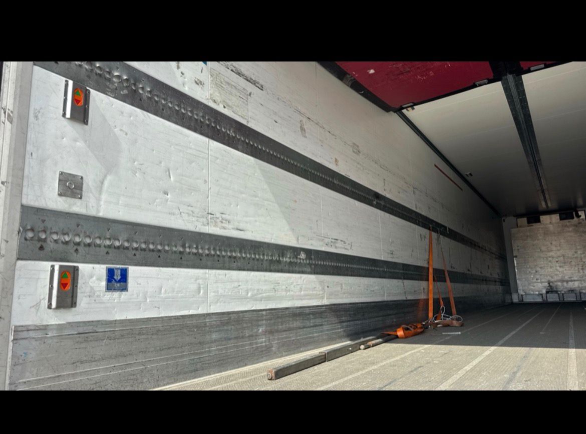 Schmitz Cargobull Fridge Trailer Tail Lift Carrier Vector 1950mt 2015