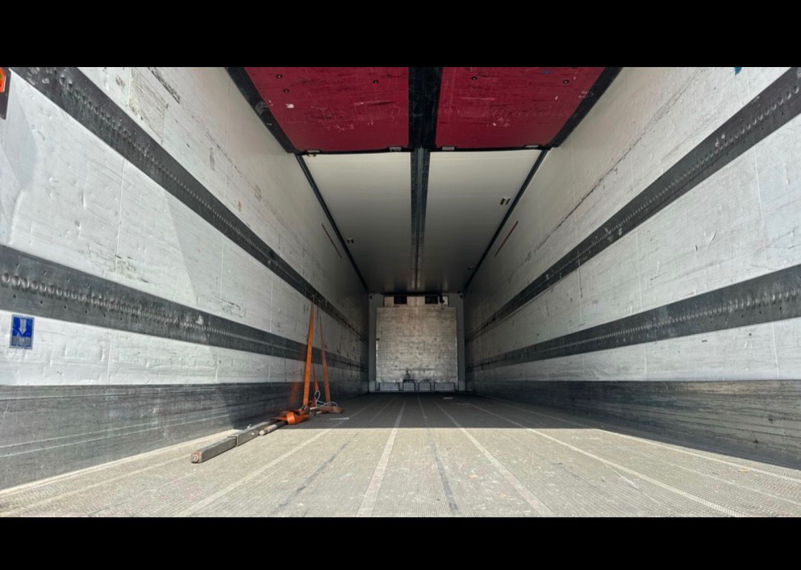Schmitz Cargobull Fridge Trailer Tail Lift Carrier Vector 1950mt 2015